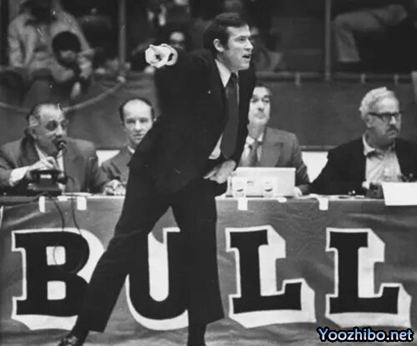 1970-71赛季，迪克-莫塔如何引领芝加哥<a href=/lanqiuzhijia/bulls/ target=_blank class=infotextkey>公牛</a>队逆袭，揽获最佳教练殊荣
